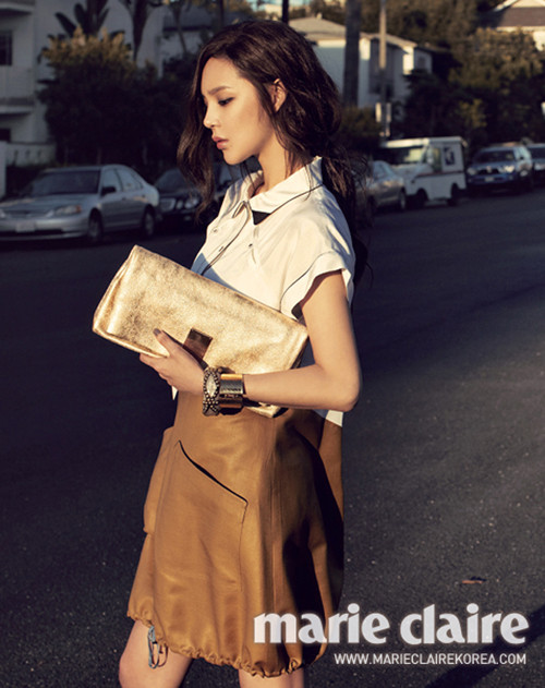 Bóp cầm tay thanh lịch. Khi kết hợp với style trang phục cùng tông sẽ mang lại hiệu quả thẩm mỹ tuyệt vời.