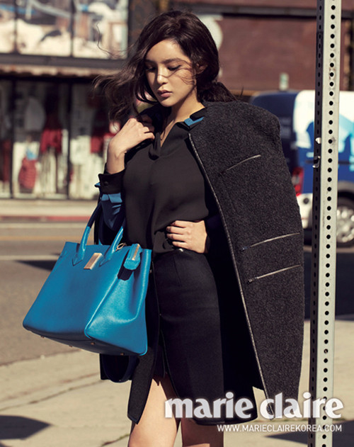 Sành điệu, thể hiện gu thời trang tinh tế khi kết hợp style quần áo đen với túi xách màu xanh biển.