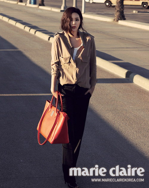 Cá tính, lạnh lùng, biểu lộ sự cuốn hút đặc biệt. Một chiếc túi màu đỏ nắng sẽ làm hồng lên nét duyên cho chủ nhân.