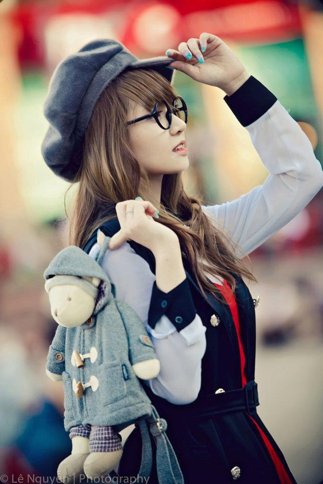 Cặp kính Đô rê mon tròn xinh trở thành "trang sức" khiến Macy Pine trở nên cute hơn. Gương mặt nhìn nghiêng dịu dàng, nữ tính lạ. Cặp kính Đô rê mon tròn xinh trở thành "trang sức" khiến Macy Pine trở nên cute hơn. Gương mặt nhìn nghiêng dịu dàng, nữ tính lạ.