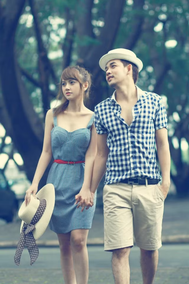 Diện váy xanh nền nã, khoe vóc dáng mảnh mai yêu kiều, Macy Pine tự tin dạo bước bên chàng.