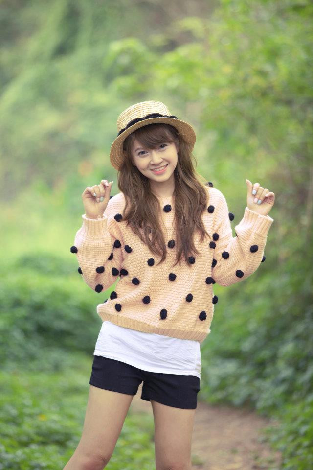 Dễ thương với áo len quả bông ngộ nghĩnh, và vẫn là style thời trang "trên đông dưới hè". Dễ thương với áo len quả bông ngộ nghĩnh, và vẫn là style thời trang "trên đông dưới hè".