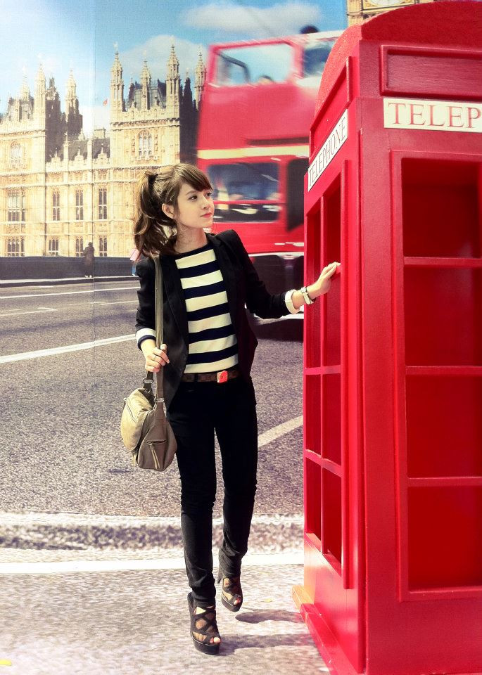 Phong cách thời trang độc đáo, cực kỳ ấn tượng và cá tính. Diện style đen, tạo dáng bên bốt điện thoại sơn đỏ thẫm, Macy Pine đã thành công trong vai trò teen model. Phong cách thời trang độc đáo, cực kỳ ấn tượng và cá tính. Diện style đen, tạo dáng bên bốt điện thoại sơn đỏ thẫm, Macy Pine đã thành công trong vai trò teen model.