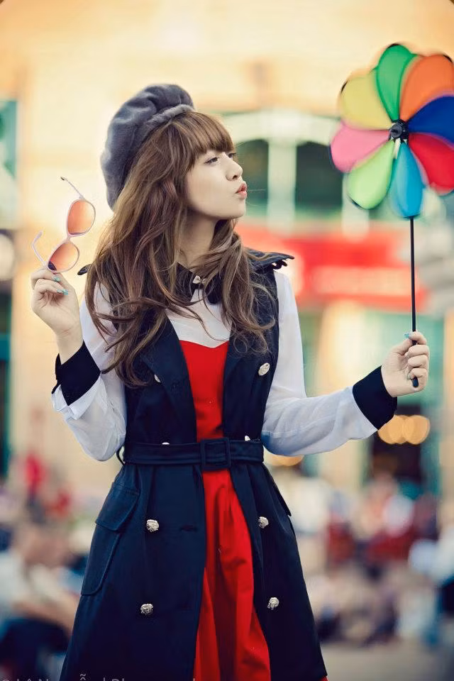 Hình ảnh tóc gió thôi bay tuyệt đẹp. Các bạn nữ có vóc dáng mải mai có thể học lỏm style này để dạo phố chiều xuân.