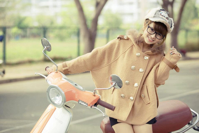 Nhí nhảnh tạo dáng với xe Lamberta. Nhí nhảnh tạo dáng với xe Lamberta.