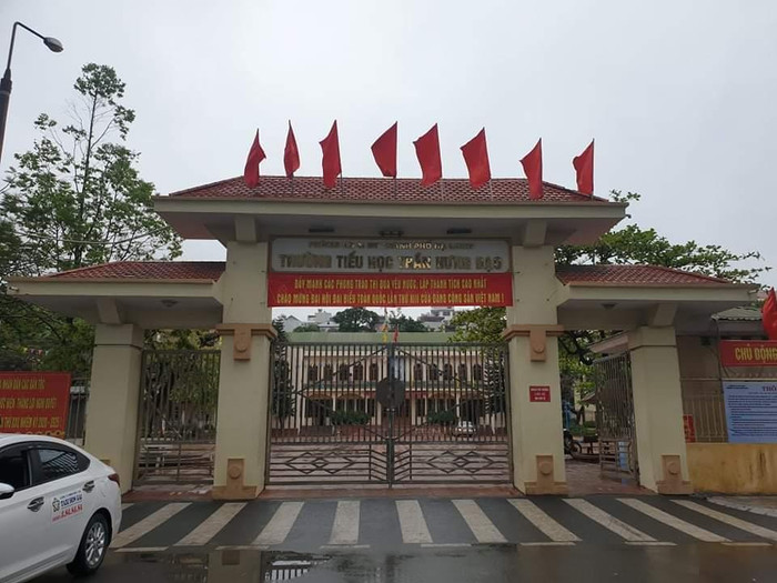 Học sinh Trường Tiểu học Trần Hưng Đạo được cho nghỉ học vì có 2 học sinh đi cùng chuyến bay với bệnh nhân nhiễm Covid-19 (Ảnh: CTV) Học sinh Trường Tiểu học Trần Hưng Đạo được cho nghỉ học vì có 2 học sinh đi cùng chuyến bay với bệnh nhân nhiễm Covid-19 (Ảnh: CTV)