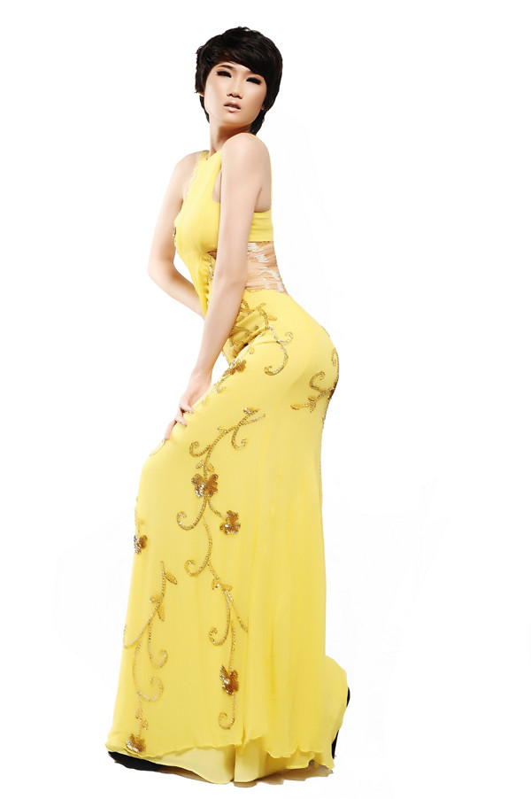 Chân dài Kha Mỹ Vân đẹp lạ trong trang phục váy dài. Văn Thành Công - tác giả bộ sưu tập này cho biết anh sáng tạo những mẫu váy dạ hội dựa trên vẻ đẹp và cá tính của người mặc. Các gam màu rực rỡ và nổi bật vẫn chiếm đa số trong những thiết kế đầm dạ hội cho mùa xuân hè. Xem thêm: Thời trang Sao Việt / Bật mí bí quyết trang điểm xinh.