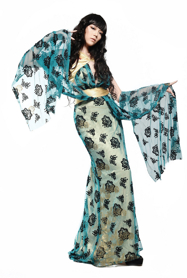 Người mẫu Ngọc Quý không kém phần quyến rũ trong bộ váy dài có điểm nhấn là hai vạt vải voan mềm mại, bay bổng ở thân trước. Xem thêm: Thời trang Sao Việt / Bật mí bí quyết trang điểm xinh.