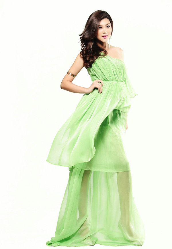 Người mẫu Trúc Nguyễn trẻ trung, nền nã với gam màu xanh lá cây. Bộ ảnh do chuyên gia trang điểm Nguyễn Hùng, Huỳnh Lợi, Phước Lợi, Tín Nguyễn, Vương Khiêm, Dũng Phan và stylist Tạ Nguyễn Phúc hỗ trợ thực hiện. Xem thêm: Thời trang Sao Việt / Bật mí bí quyết trang điểm xinh.