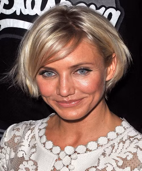 Còn đây: Phần mái bằng được chải lệch bên nhẹ nhàng và phần đuôi tóc ôm lấy khuôn mặt , trông Cameron thật ngọt ngào và nữ tính. Bạn có thể thực hiện kiểu đầu này bằng cách sấy khô tóc với lược tròn lông cứng để tạo ra phần đuôi tóc ôm và hơi vểnh tự nhiên. Xem thêm: Những mái tóc vàng óng đẹp nhất Hollywood / Bí quyết trang điểm xinh như mỹ nhân.