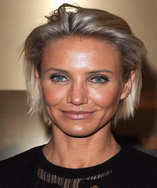 Cameron Diaz Một ví dụ về kiểu tóc khiến bạn trông già hơn: Trong ảnh, mái tóc nhuộm highlight sáng màu càng làm nổi rõ hơn những nếp nhăn trên khuôn mặt cô ấy. Xem thêm: Những mái tóc vàng óng đẹp nhất Hollywood / Bí quyết trang điểm xinh như mỹ nhân.