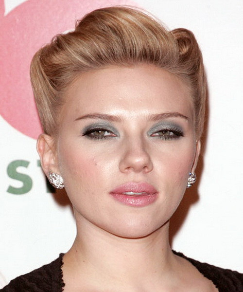 Scarlett Johansson Scarlett giống như một quý bà thực sự khi làm kiểu tóc cuộn retro quá căng và quá cứng nhắc này. Xem thêm: Những mái tóc vàng óng đẹp nhất Hollywood / Bí quyết trang điểm xinh như mỹ nhân. Scarlett Johansson Scarlett giống như một quý bà thực sự khi làm kiểu tóc cuộn retro quá căng và quá cứng nhắc này. Xem thêm: Những mái tóc vàng óng đẹp nhất Hollywood / Bí quyết trang điểm xinh như mỹ nhân.