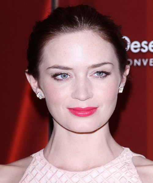 Emily Blunt Kiểu tóc búi chặt này có lẽ chỉ hợp với các diễn viên ba-lê và các đầu bếp bởi nó mang đến cảm giác khổ hạnh và thực dụng quá mức. Xem thêm: Những mái tóc vàng óng đẹp nhất Hollywood / Bí quyết trang điểm xinh như mỹ nhân. Emily Blunt Kiểu tóc búi chặt này có lẽ chỉ hợp với các diễn viên ba-lê và các đầu bếp bởi nó mang đến cảm giác khổ hạnh và thực dụng quá mức. Xem thêm: Những mái tóc vàng óng đẹp nhất Hollywood / Bí quyết trang điểm xinh như mỹ nhân.