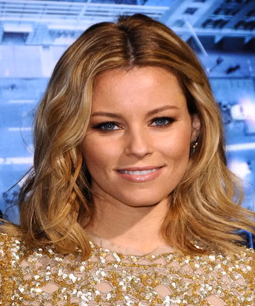 Việc đổi ngôi giữa và làm những sóng xoăn nhẹ với keo xịt giữ nếp khiến mái tóc trông dày dặn và trẻ trung hơn rất nhiều. Xem thêm: Những mái tóc vàng óng đẹp nhất Hollywood / Bí quyết trang điểm xinh như mỹ nhân.