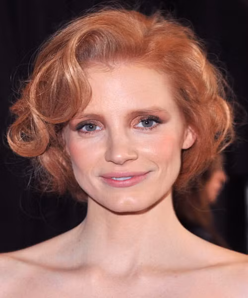 Jessica Chastain Những lọn xoăn uốn tròn kĩ càng và ngắn khiến kiểu tóc bob của Chastain chỉ hợp với thập kỉ 50 mà thôi. Nó thậm chí khiến cô ấy già đi đến mấy chục tuổi. Xem thêm: Những mái tóc vàng óng đẹp nhất Hollywood / Bí quyết trang điểm xinh như mỹ nhân.