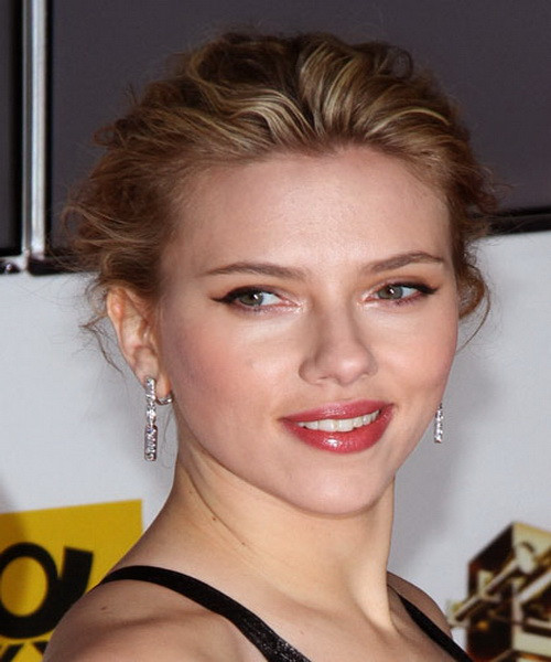 Kiểu búi tóc lỏng với một chút đánh rối ở phần đỉnh đầu khiến cô nàng trẻ trung hơn nhiều. Để tạo ra độ phồng dày dặn ở chân tóc, bạn hãy uốn xoăn phần tóc trên đỉnh đầu và hai bên. Sau đó dùng ngón tay đưa phần tóc trên đỉnh ra sau (nếu dùng lược thì sẽ khiến kiểu tóc hơi cố định, cứng nhắc và mất tự nhiên). Xem thêm: Những mái tóc vàng óng đẹp nhất Hollywood / Bí quyết trang điểm xinh như mỹ nhân. Kiểu búi tóc lỏng với một chút đánh rối ở phần đỉnh đầu khiến cô nàng trẻ trung hơn nhiều. Để tạo ra độ phồng dày dặn ở chân tóc, bạn hãy uốn xoăn phần tóc trên đỉnh đầu và hai bên. Sau đó dùng ngón tay đưa phần tóc trên đỉnh ra sau (nếu dùng lược thì sẽ khiến kiểu tóc hơi cố định, cứng nhắc và mất tự nhiên). Xem thêm: Những mái tóc vàng óng đẹp nhất Hollywood / Bí quyết trang điểm xinh như mỹ nhân.