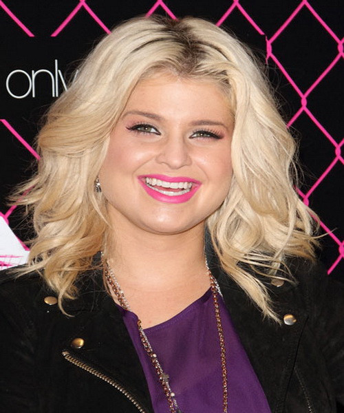 Rõ ràng màu tóc vàng hoe đã đưa cô nàng Osblourne trở về với tuổi thật của mình. Xem thêm: Những mái tóc vàng óng đẹp nhất Hollywood / Bí quyết trang điểm xinh như mỹ nhân. Rõ ràng màu tóc vàng hoe đã đưa cô nàng Osblourne trở về với tuổi thật của mình. Xem thêm: Những mái tóc vàng óng đẹp nhất Hollywood / Bí quyết trang điểm xinh như mỹ nhân.