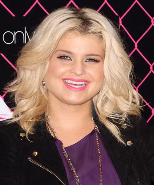 Rõ ràng màu tóc vàng hoe đã đưa cô nàng Osblourne trở về với tuổi thật của mình. Xem thêm: Những mái tóc vàng óng đẹp nhất Hollywood / Bí quyết trang điểm xinh như mỹ nhân.