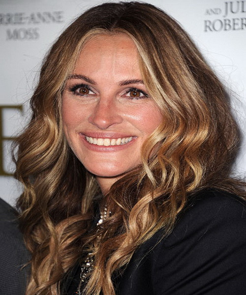 Nhưng cô ấy đã trở nên hoàn toàn trẻ trung với mái tóc màu caramel điểm những lọn highlight. Nó làm hồng hào làn da của Robert và khiến những lọn tóc xoăn của cô ấy tỏa sáng tự nhiên. Bạn có thể nhờ chuyên gia tạo mẫu tóc tư vấn nhuộm highlight phần tóc xung quanh khuôn mặt, nơi ánh nắng mặt trời chạm đến. Bạn nên chọn một hoặc hai màu sáng hơn màu nền tóc của mình. Xem thêm: Những mái tóc vàng óng đẹp nhất Hollywood / Bí quyết trang điểm xinh như mỹ nhân. Nhưng cô ấy đã trở nên hoàn toàn trẻ trung với mái tóc màu caramel điểm những lọn highlight. Nó làm hồng hào làn da của Robert và khiến những lọn tóc xoăn của cô ấy tỏa sáng tự nhiên. Bạn có thể nhờ chuyên gia tạo mẫu tóc tư vấn nhuộm highlight phần tóc xung quanh khuôn mặt, nơi ánh nắng mặt trời chạm đến. Bạn nên chọn một hoặc hai màu sáng hơn màu nền tóc của mình. Xem thêm: Những mái tóc vàng óng đẹp nhất Hollywood / Bí quyết trang điểm xinh như mỹ nhân.