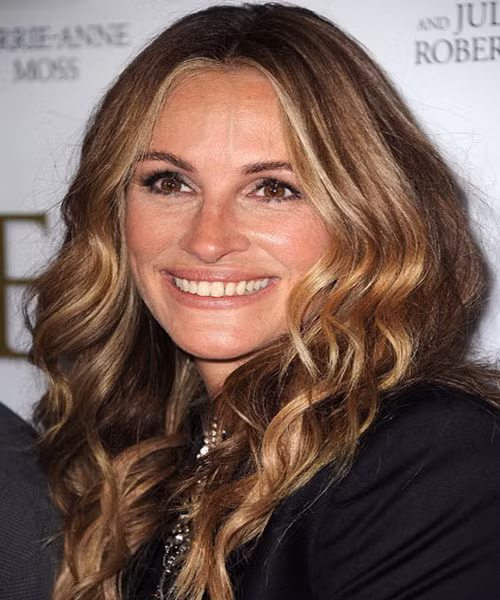 Nhưng cô ấy đã trở nên hoàn toàn trẻ trung với mái tóc màu caramel điểm những lọn highlight. Nó làm hồng hào làn da của Robert và khiến những lọn tóc xoăn của cô ấy tỏa sáng tự nhiên. Bạn có thể nhờ chuyên gia tạo mẫu tóc tư vấn nhuộm highlight phần tóc xung quanh khuôn mặt, nơi ánh nắng mặt trời chạm đến. Bạn nên chọn một hoặc hai màu sáng hơn màu nền tóc của mình. Xem thêm: Những mái tóc vàng óng đẹp nhất Hollywood / Bí quyết trang điểm xinh như mỹ nhân.