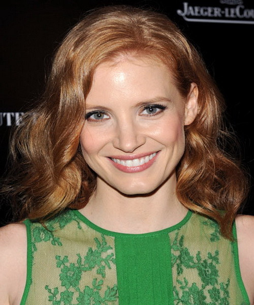 Với độ dài hợp lý cùng những sóng tóc xoắn trôn ốc nhẹ nhàng, Chastain đã chứng tỏ được rằng sự già dặn về kinh nghiệm không nhất thiết phải đi kèm với sự "nghiêm trọng" của vẻ ngoài. Để sở hữu mái tóc đẹp của Chastain, bạn hãy giữ tóc trong máy uốn xoăn khoảng 15 phút, sau đó nới lỏng dần và chải lại với một chiếc lược lông cứng. Xem thêm: Những mái tóc vàng óng đẹp nhất Hollywood / Bí quyết trang điểm xinh như mỹ nhân. Với độ dài hợp lý cùng những sóng tóc xoắn trôn ốc nhẹ nhàng, Chastain đã chứng tỏ được rằng sự già dặn về kinh nghiệm không nhất thiết phải đi kèm với sự "nghiêm trọng" của vẻ ngoài. Để sở hữu mái tóc đẹp của Chastain, bạn hãy giữ tóc trong máy uốn xoăn khoảng 15 phút, sau đó nới lỏng dần và chải lại với một chiếc lược lông cứng. Xem thêm: Những mái tóc vàng óng đẹp nhất Hollywood / Bí quyết trang điểm xinh như mỹ nhân.