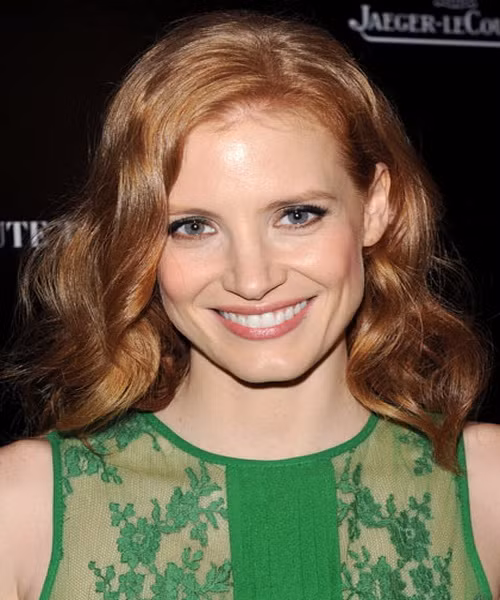 Với độ dài hợp lý cùng những sóng tóc xoắn trôn ốc nhẹ nhàng, Chastain đã chứng tỏ được rằng sự già dặn về kinh nghiệm không nhất thiết phải đi kèm với sự "nghiêm trọng" của vẻ ngoài. Để sở hữu mái tóc đẹp của Chastain, bạn hãy giữ tóc trong máy uốn xoăn khoảng 15 phút, sau đó nới lỏng dần và chải lại với một chiếc lược lông cứng. Xem thêm: Những mái tóc vàng óng đẹp nhất Hollywood / Bí quyết trang điểm xinh như mỹ nhân.