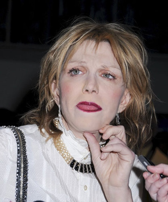 Courtney Love trông không khác một chú hề vì dặm phấn quá đậm. Xem thêm: Nghệ thuật chưng diện "màn hình phẳng" của Sao Hoa ngữ