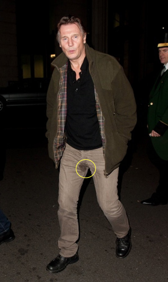 Liam Neeson ướt đâu không ướt lại ướt ngay chỗ hiểm. Xem thêm: Nghệ thuật chưng diện "màn hình phẳng" của Sao Hoa ngữ