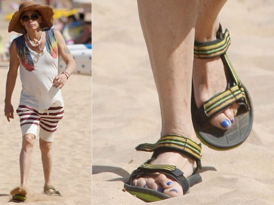 Sở hữu bàn chân dị tật, nhưng Steven Tyler lại thích đua đòi sơn móng như phụ nữ. Xem thêm: Nghệ thuật chưng diện "màn hình phẳng" của Sao Hoa ngữ