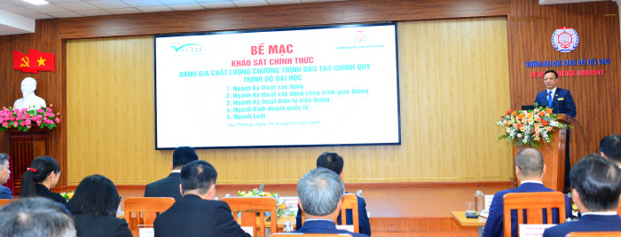 Phó giáo sư, Tiến sĩ Phạm Xuân Dương - Hiệu trưởng Trường Đại học Hàng hải Việt Nam - Chủ tịch Hội đồng Tự đánh giá phát biểu cảm ơn (Ảnh: TK) dhhh-khao-sat-4.jpeg