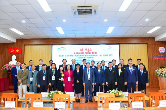 Lãnh đạo Trường Đại học Hàng hải Việt Nam chụp ảnh lưu niệm với Đoàn chuyên gia đánh giá ngoài (Ảnh: TK) dhhh-khao-sat-3.jpeg
