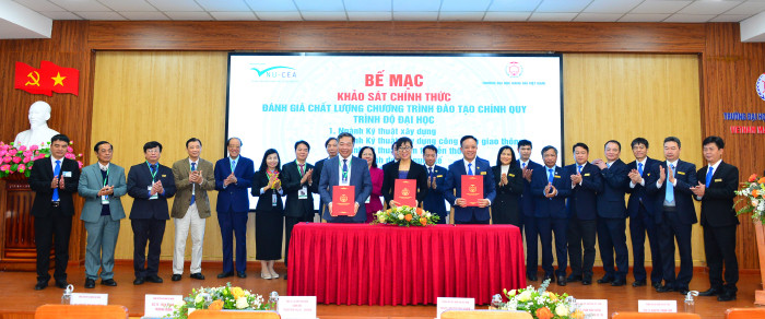 Lễ ký kết Biên bản hoàn thành đợt khảo sát chính thức đánh giá chất lượng chương trình đào tạo 05 ngành đào tạo (Ảnh: TK) dhhh-khao-sat-1.jpeg