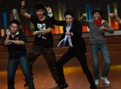 Bạn trai của Chương Tử Di là MC Táp Bội Ninh (áo vest mang cà vạt) khi dẫn một chương trình với sự xuất hiện của quán quân Olympic Trần Nhất Băng trong lúc cao hứng đã nhảy theo điệu Gangnam Style. Bạn trai của Chương Tử Di là MC Táp Bội Ninh (áo vest mang cà vạt) khi dẫn một chương trình với sự xuất hiện của quán quân Olympic Trần Nhất Băng trong lúc cao hứng đã nhảy theo điệu Gangnam Style.