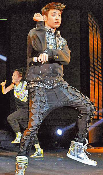 Nam ca sĩ Phan Vĩ Bá trong liveshow “Tự giải phóng” diễn ra tại Thượng Hải hôm 10/11 và màn trình diễn điệu Gangnam Style. Nam ca sĩ Phan Vĩ Bá trong liveshow “Tự giải phóng” diễn ra tại Thượng Hải hôm 10/11 và màn trình diễn điệu Gangnam Style.