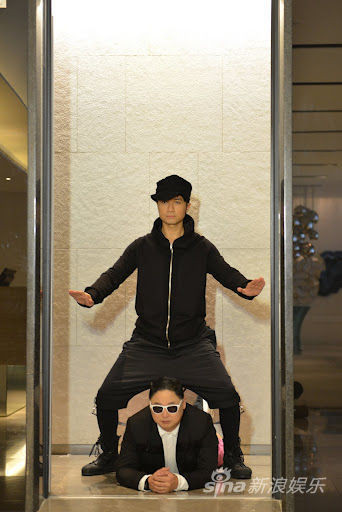 Cổ Cự Cơ cũng nóng mặt khi thấy rapper hàng xóm cùng ca khúc “Gangnam Style” càn quét thế giới, thiên vương Hồng Kông ngay lập tức tập hợp anh em bạn bè, trong đó có nam ca sĩ Trịnh Y Kiện cùng dàn dựng MV “Hongkong Style” cực kỳ ấn tượng và “giống y bản chính” của Psy. Cổ Cự Cơ cũng nóng mặt khi thấy rapper hàng xóm cùng ca khúc “Gangnam Style” càn quét thế giới, thiên vương Hồng Kông ngay lập tức tập hợp anh em bạn bè, trong đó có nam ca sĩ Trịnh Y Kiện cùng dàn dựng MV “Hongkong Style” cực kỳ ấn tượng và “giống y bản chính” của Psy.