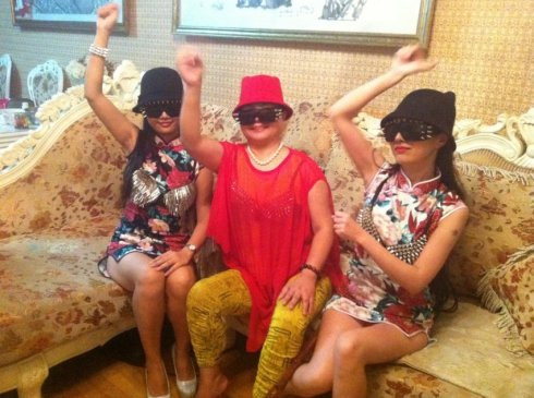 Can Lộ Lộ vốn thích khoe da thịt cũng không bỏ qua Gangnam Style, ba mẹ con nhà Can gồm Can Lộ Lộ (ngoài cùng bên phải), mẹ cô cùng em gái Can Mao Mao ngồi trên ghế sofa và nhún nhảy theo điệu Gangnam Style với phong cách nhà Lộ Lộ: 2 chị em họ Can mặc sườn xám và lộn áo lót ra bên ngoài, trong khi mẹ cô thì diện áo trong suốt và khoe nội y không kém hai cô con gái. Can Lộ Lộ vốn thích khoe da thịt cũng không bỏ qua Gangnam Style, ba mẹ con nhà Can gồm Can Lộ Lộ (ngoài cùng bên phải), mẹ cô cùng em gái Can Mao Mao ngồi trên ghế sofa và nhún nhảy theo điệu Gangnam Style với phong cách nhà Lộ Lộ: 2 chị em họ Can mặc sườn xám và lộn áo lót ra bên ngoài, trong khi mẹ cô thì diện áo trong suốt và khoe nội y không kém hai cô con gái.