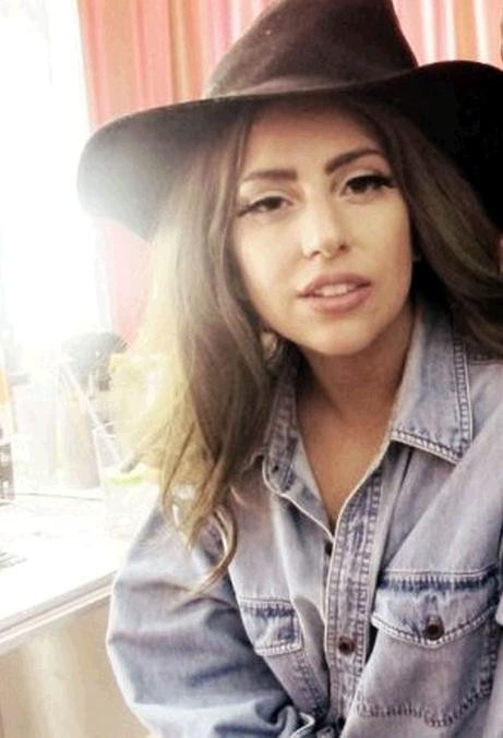 Bên cạnh đó, nữ ca sĩ 26 tuổi cũng đã có màn trình diễn thành công và ấn tượng trước 50.000 người hâm mộ trong tour lưu diễn vòng quanh thế giới Born This Way tour tại Estadio do Morumbi, thành phố Sao Paolo của Brazil.