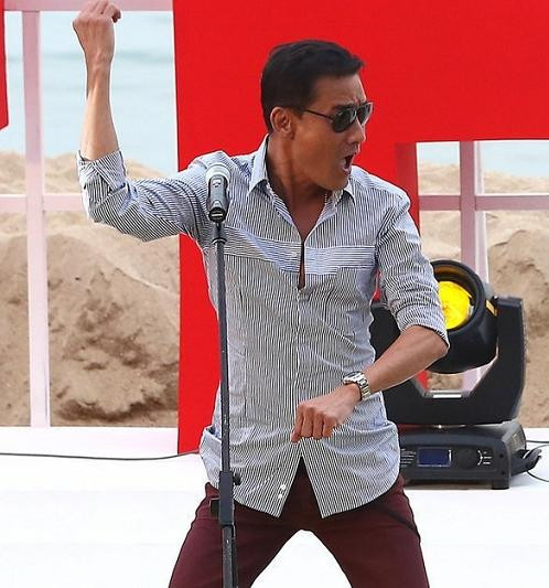 Nam tài tử Lương Gia Huy có mặt LHP Quốc tế Busan lần thứ 17 ở Hàn Quốc hôm 5/10 đã có những động tác phỏng theo điệu Gangnam Style đầy hứng khởi. Nam tài tử Lương Gia Huy có mặt LHP Quốc tế Busan lần thứ 17 ở Hàn Quốc hôm 5/10 đã có những động tác phỏng theo điệu Gangnam Style đầy hứng khởi.