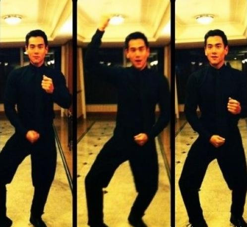 Nam diễn viên Bành Vu Yến trong đêm công chiếu bộ phim “Thái cực” tại thị trường Hồng Kông hôm 26/9 đã có màn trình diễn điệu Gangnam Style và nhận được nhiều quan tâm chú ý của fan hâm mộ sau khi tự nam diễn viên này chia sẻ hình ảnh của mình trên blog cá nhân. Nam diễn viên Bành Vu Yến trong đêm công chiếu bộ phim “Thái cực” tại thị trường Hồng Kông hôm 26/9 đã có màn trình diễn điệu Gangnam Style và nhận được nhiều quan tâm chú ý của fan hâm mộ sau khi tự nam diễn viên này chia sẻ hình ảnh của mình trên blog cá nhân.