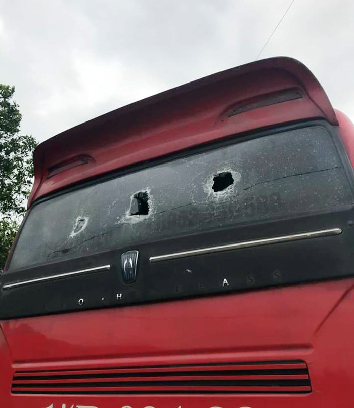 Xe khách bị 2 đối tượng đập phá kính vào sáng ngày 14/6.