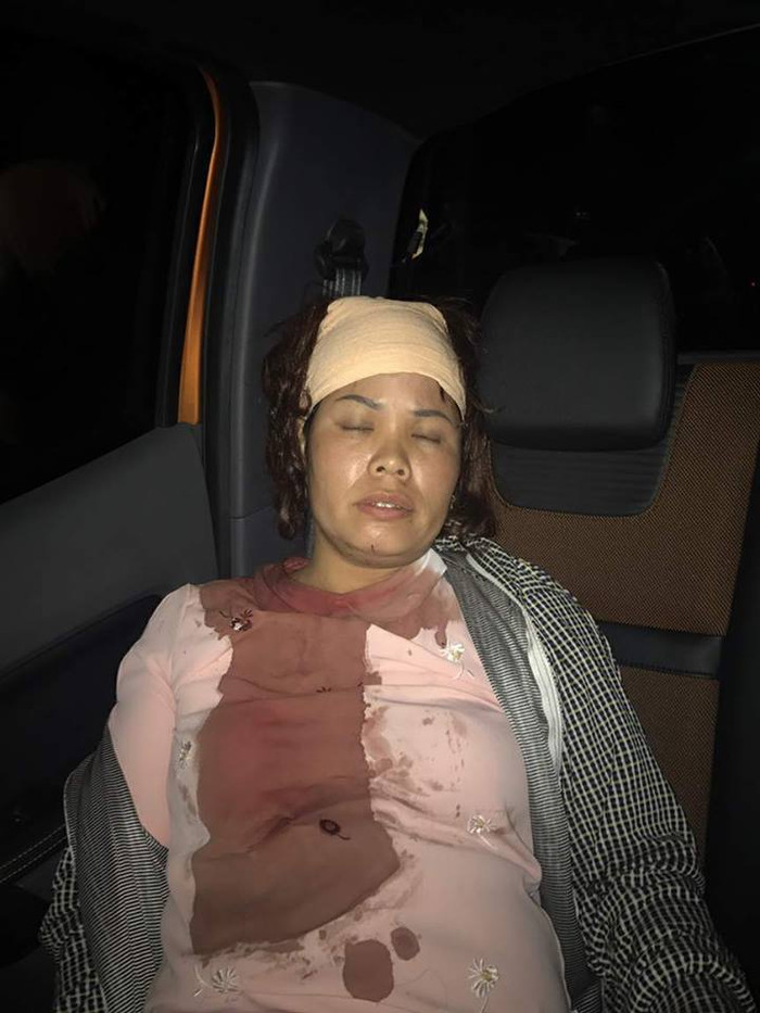 Vợ anh Mười từng bị các đối tượng hành hung phải đi cấp cứu.