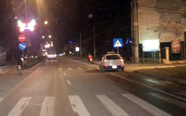 Đối tượng ngồi trên xe taxi bắn vỡ kính xe của anh Mười.