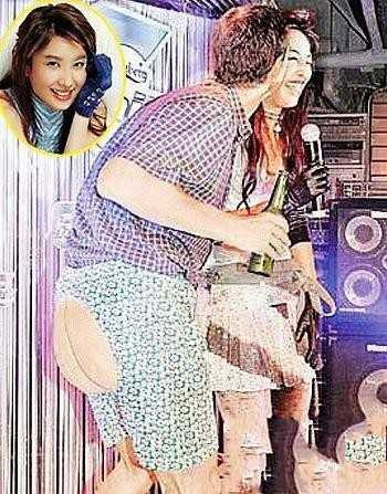 Ca sĩ xứ Đài Trịnh Hy Di khi biểu diễn tại một quán bar sôi động đã bất ngờ trước hành động quá khích của một vị khách nước ngoài khi anh này nhảy lên sân khấu vỗ vỗ vào mông của người đẹp và quay sang hôn vào má Trịnh Hy Di, cô nàng chỉ còn biết đứng yên trên sâu khấu “chịu trận”.