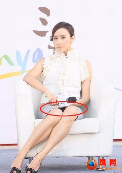 Người đẹp Hồ Tịnh e ấp cũng không che nổi nơi cần che. Người đẹp Hồ Tịnh e ấp cũng không che nổi nơi cần che.