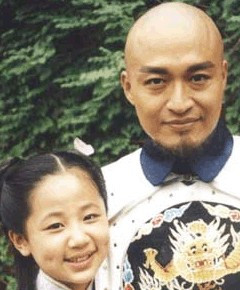 Dương Tử (sinh năm 1992). Phim tiêu biểu Thời niên thiếu của Khang Hy, Hiếu Trang bí sử. Cô gái bé nhỏ từng nổi danh với Hạ Tuyết trong phim “Nhà có con gái” hiện là sinh viên khoa diễn xuất HV Điện ảnh Bắc Kinh và đang dần soán ngôi Tứ tiểu mỹ Hoa đán Đại lục bao gồm Dương Mịch, Huỳnh Thánh Y, Lưu Diệc Phi và Vương Lộ Đan. Dương Tử (sinh năm 1992). Phim tiêu biểu Thời niên thiếu của Khang Hy, Hiếu Trang bí sử. Cô gái bé nhỏ từng nổi danh với Hạ Tuyết trong phim “Nhà có con gái” hiện là sinh viên khoa diễn xuất HV Điện ảnh Bắc Kinh và đang dần soán ngôi Tứ tiểu mỹ Hoa đán Đại lục bao gồm Dương Mịch, Huỳnh Thánh Y, Lưu Diệc Phi và Vương Lộ Đan.