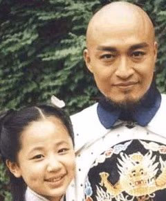 Dương Tử (sinh năm 1992). Phim tiêu biểu Thời niên thiếu của Khang Hy, Hiếu Trang bí sử. Cô gái bé nhỏ từng nổi danh với Hạ Tuyết trong phim “Nhà có con gái” hiện là sinh viên khoa diễn xuất HV Điện ảnh Bắc Kinh và đang dần soán ngôi Tứ tiểu mỹ Hoa đán Đại lục bao gồm Dương Mịch, Huỳnh Thánh Y, Lưu Diệc Phi và Vương Lộ Đan.