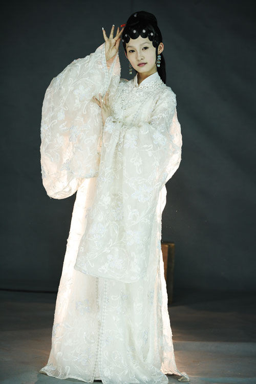 Lý Tẩm (sinh năm 1990). Phim tiêu biểu Hồng Lâu Mộng vai Tiết Bảo Thoa ngày nhỏ. Lý Tẩm (sinh năm 1990). Phim tiêu biểu Hồng Lâu Mộng vai Tiết Bảo Thoa ngày nhỏ.