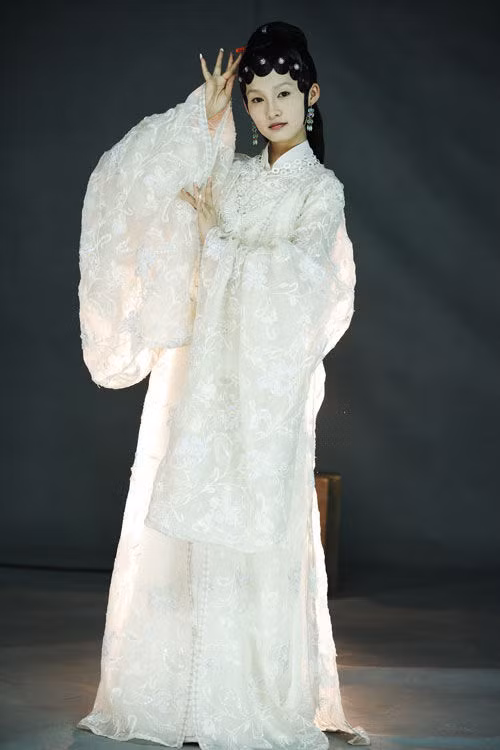 Lý Tẩm (sinh năm 1990). Phim tiêu biểu Hồng Lâu Mộng vai Tiết Bảo Thoa ngày nhỏ.