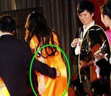 Phạm Băng Băng tại một cuộc họp báo cũng bị một vị khách mời có mặt tại đó “khéo léo” luồn tay ra phía sau “thăm dò”.