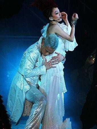 Nữ ca sĩ Đài Loan Trương Thiếu Hàm trong liveshow lần thứ hai tại Thượng Hải hồi tháng 5/2010, khi thể hiện một ca khúc với màn vũ đạo của một nam vũ công ôm eo người đẹp từ phía sau, tay xoa xoa lên vòng ba của Trương Thiếu Hàm, trong khi nữ ca sĩ xứ Đài vẫn hát say mê và cảm xúc đến mức rơi nước mắt.